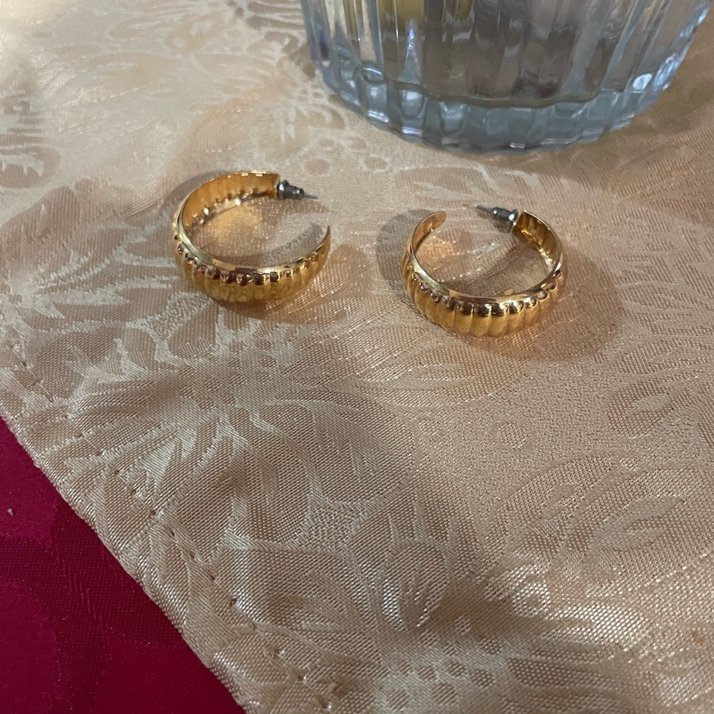 Elegant Gold Hoop Earrings